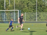 Laatste training S.K.N.W.K. JO8-1 (partijtje tegen de ouders) van maandag 2 juni 2025 (99/123)
